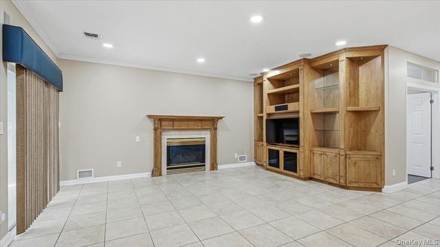 16 English Ivy Lane, Lake Grove, NY 11755
