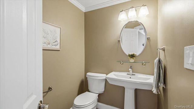 16 English Ivy Lane, Lake Grove, NY 11755