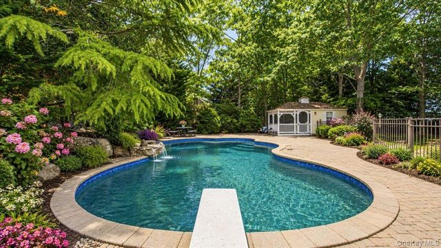 16 English Ivy Lane, Lake Grove, NY 11755