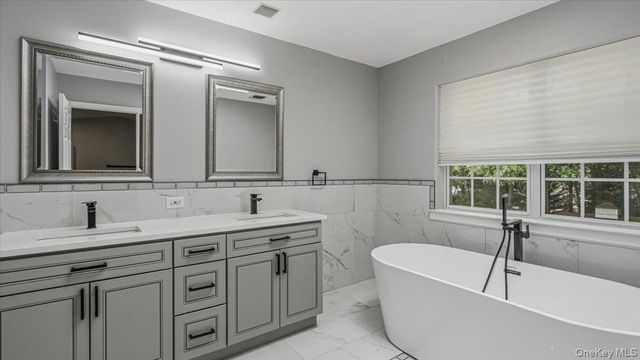 16 English Ivy Lane, Lake Grove, NY 11755