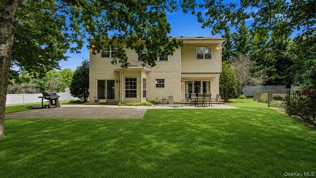16 English Ivy Lane, Lake Grove, NY 11755
