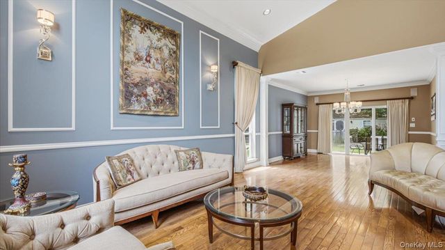 16 English Ivy Lane, Lake Grove, NY 11755
