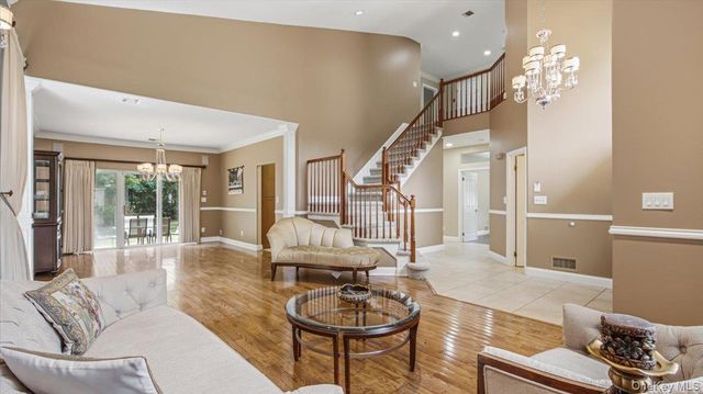 16 English Ivy Lane, Lake Grove, NY 11755