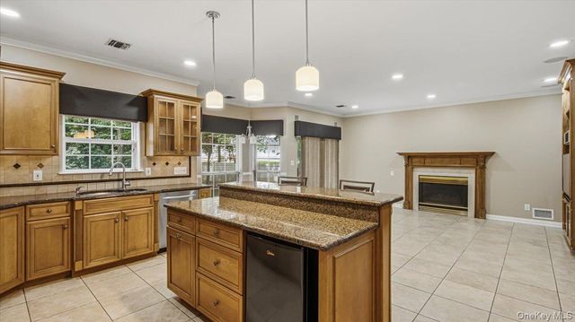 16 English Ivy Lane, Lake Grove, NY 11755