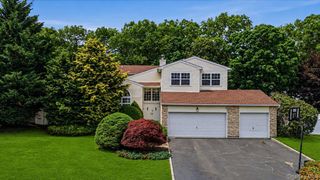 16 English Ivy Lane, Lake Grove, NY 11755