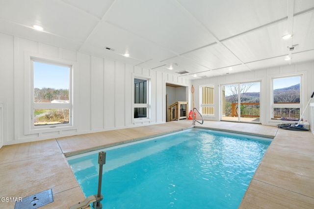 650 Ridge Top Loop, Gatlinburg, TN 37738