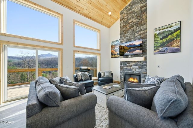 650 Ridge Top Loop, Gatlinburg, TN 37738