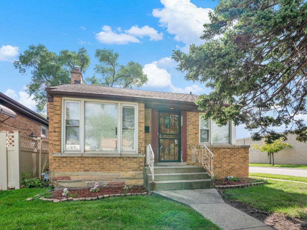 1135 Rice Avenue, Bellwood, IL 60104