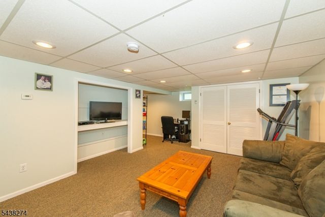 21 Whitegate Rd, Roxbury Twp., NJ 07876