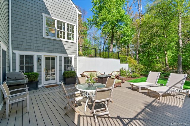 18 Matinecock Farms Road, Glen Cove, NY 11542