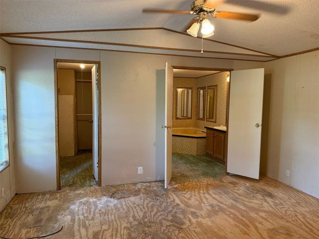 107 Twin Creek Drive, Huntsville, TX 77320