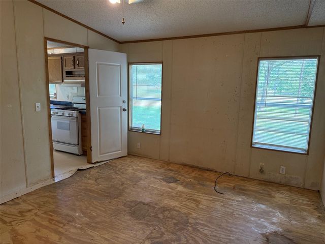 107 Twin Creek Drive, Huntsville, TX 77320