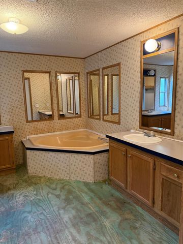 107 Twin Creek Drive, Huntsville, TX 77320