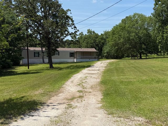 107 Twin Creek Drive, Huntsville, TX 77320