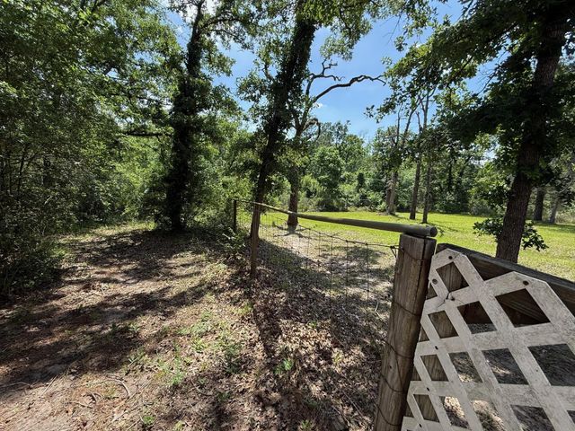 107 Twin Creek Drive, Huntsville, TX 77320