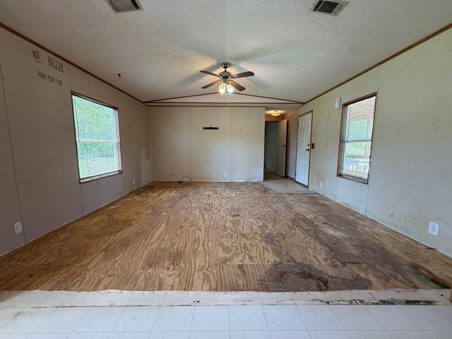 107 Twin Creek Drive, Huntsville, TX 77320