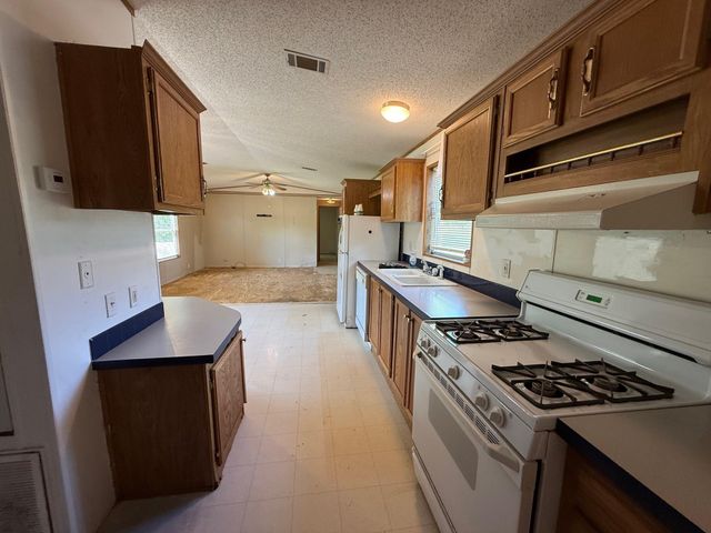 107 Twin Creek Drive, Huntsville, TX 77320