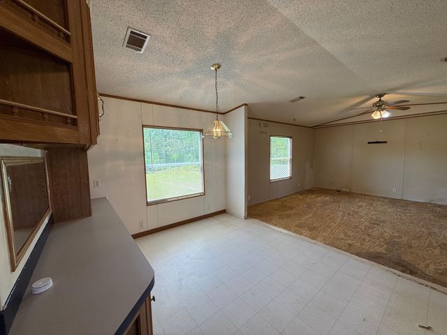 107 Twin Creek Drive, Huntsville, TX 77320