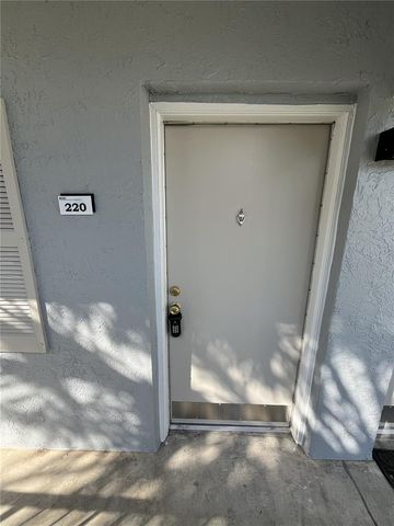 121 OYSTER BAY CIRCLE 220, Altamonte Springs, FL 32701