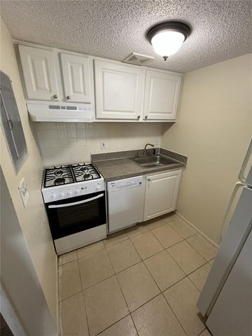 121 OYSTER BAY CIRCLE 220, Altamonte Springs, FL 32701