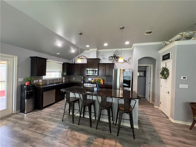 2905 Besterio Dr, Corpus Christi, TX 78415