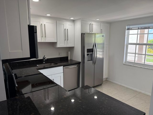 605 Oaks Drive 602, Pompano Beach, FL 33069