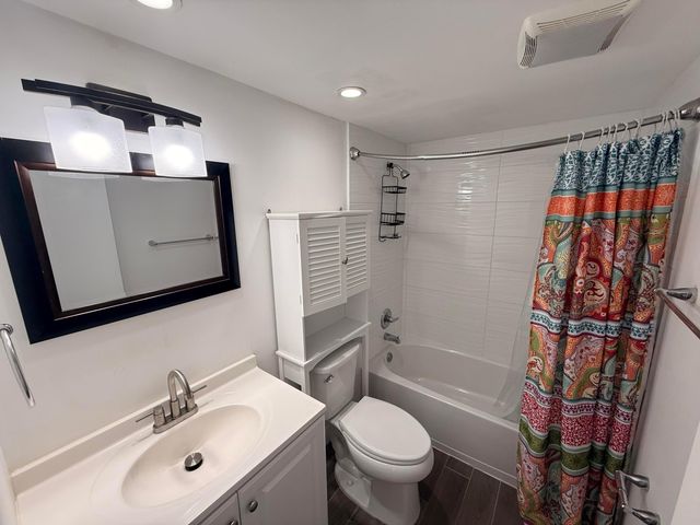 605 Oaks Drive 602, Pompano Beach, FL 33069