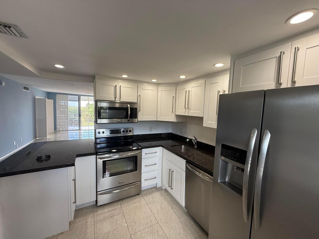 605 Oaks Drive 602, Pompano Beach, FL 33069