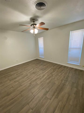 7406 NW Woodland Dr, Lawton, OK 73505