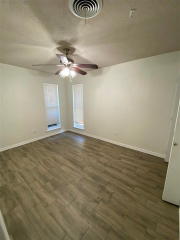 7406 NW Woodland Dr, Lawton, OK 73505