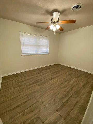 7406 NW Woodland Dr, Lawton, OK 73505