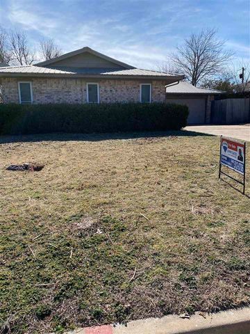 7406 NW Woodland Dr, Lawton, OK 73505