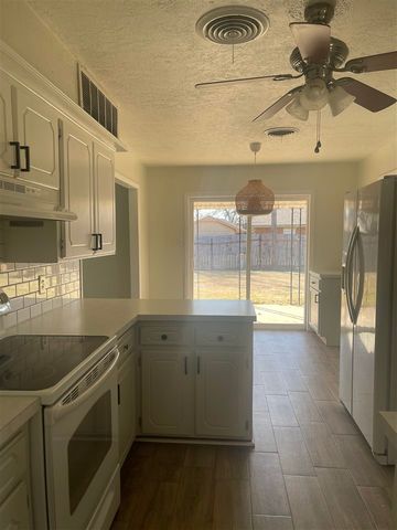 7406 NW Woodland Dr, Lawton, OK 73505