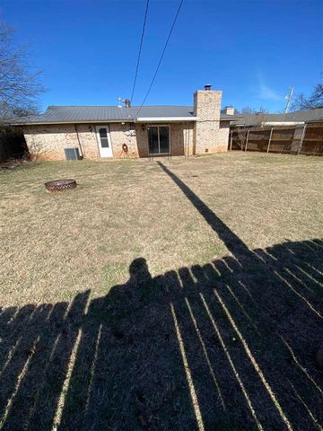 7406 NW Woodland Dr, Lawton, OK 73505