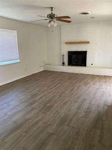 7406 NW Woodland Dr, Lawton, OK 73505