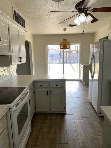 7406 NW Woodland Dr, Lawton, OK 73505