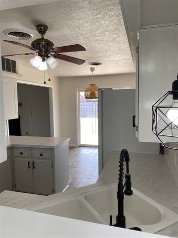 7406 NW Woodland Dr, Lawton, OK 73505