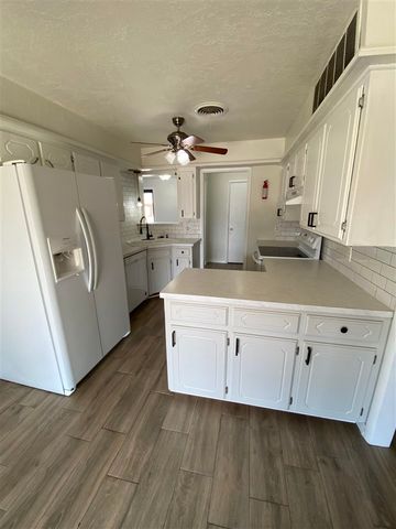 7406 NW Woodland Dr, Lawton, OK 73505