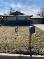 7406 NW Woodland Dr, Lawton, OK 73505