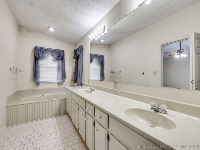 229 N Choctaw Court, Claremore, OK 74017