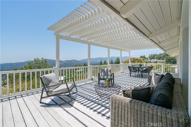 444 Meadowview Drive, La Canada Flintridge, CA 91011