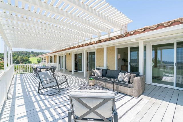 444 Meadowview Drive, La Canada Flintridge, CA 91011