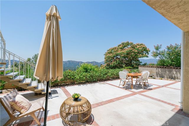 444 Meadowview Drive, La Canada Flintridge, CA 91011