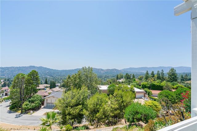 444 Meadowview Drive, La Canada Flintridge, CA 91011