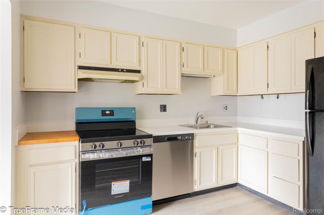 27654 E Echo Valley 235, Farmington Hills, MI 48334