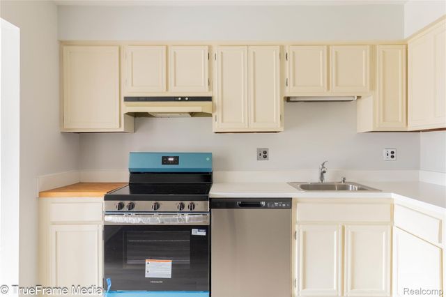 27654 E Echo Valley 235, Farmington Hills, MI 48334