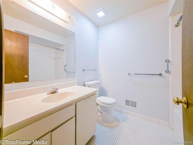 27654 E Echo Valley 235, Farmington Hills, MI 48334