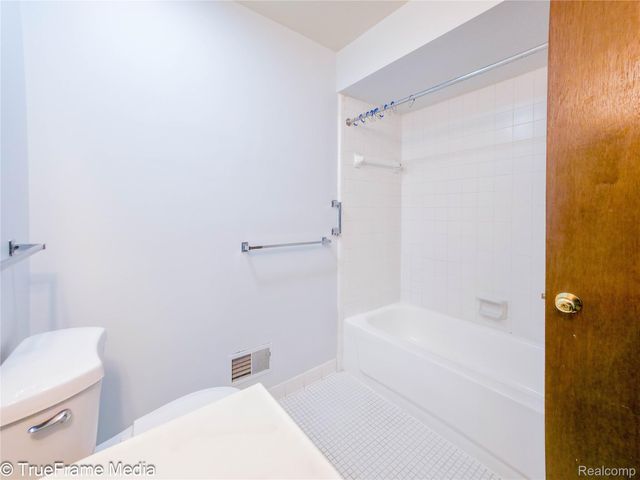 27654 E Echo Valley 235, Farmington Hills, MI 48334