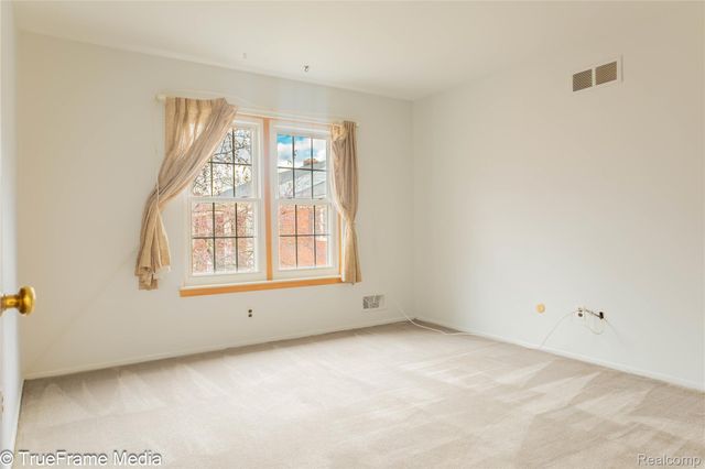 27654 E Echo Valley 235, Farmington Hills, MI 48334