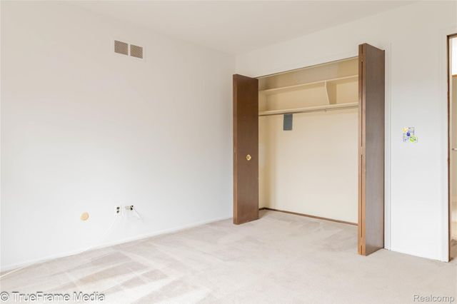 27654 E Echo Valley 235, Farmington Hills, MI 48334